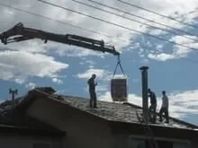 תיקון גג רעפים עם מנוף